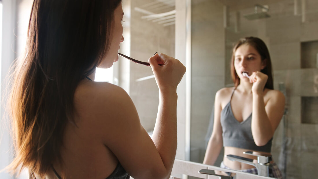 Sarro en los dientes Qué es y cómo evitar los dientes con sarro